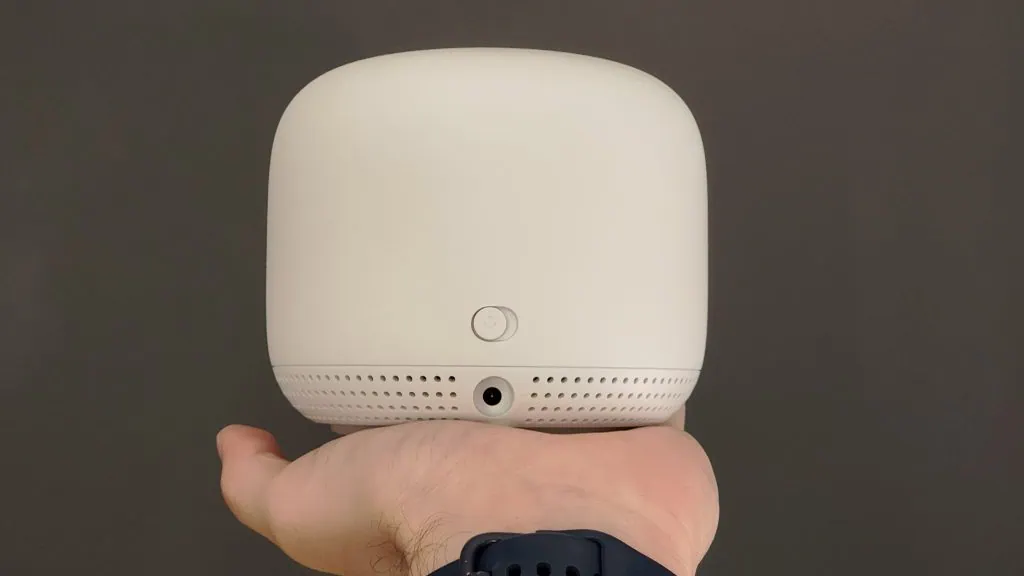 Review: roteador google nest wifi com alto-falante é um produto bem versátil Review: roteador google nest wifi com alto-falante é um produto bem versátil. É um produto coringa: une alto-falantes inteligentes aos roteadores mesh. Se você busca por rede estável com grande cobertura e ótima velocidade, vem ler esse review