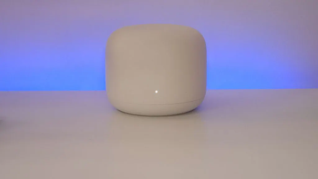 Anmeldelse: google Nest wifi-ruter med høyttaler er et veldig allsidig produkt Anmeldelse: google Nest wifi-ruter med høyttaler er et veldig allsidig produkt. Det er et jokerprodukt: det kombinerer smarte høyttalere med mesh-rutere. Hvis du ser etter et stabilt nettverk med god dekning og stor hastighet, kom og les denne anmeldelsen