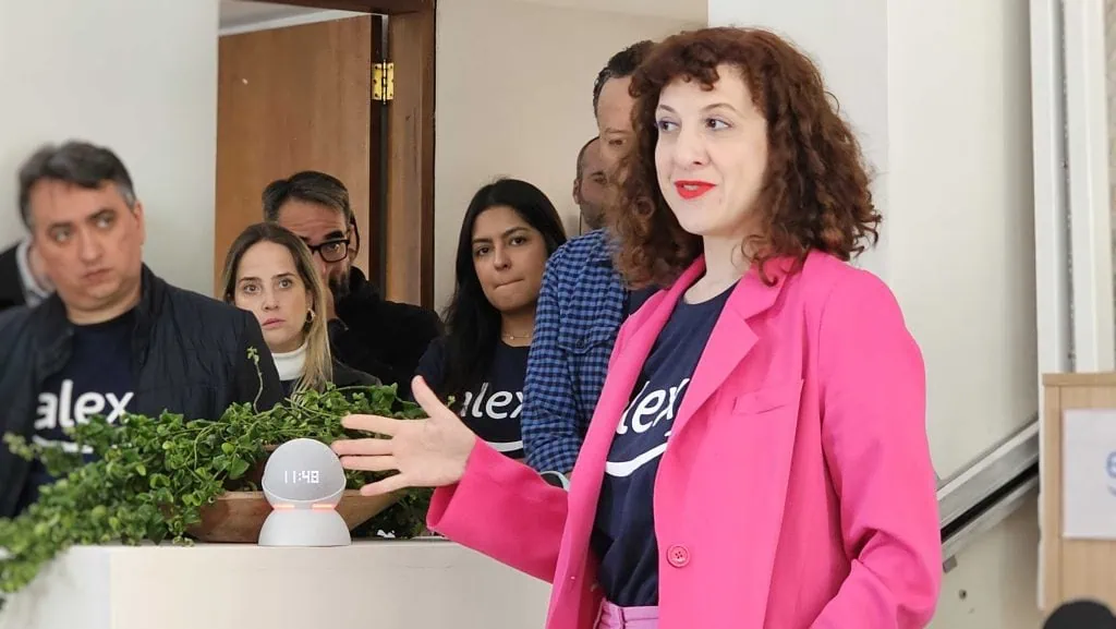 Echo pop: nuevo altavoz con Alexa llega a Brasil Marina Zveibil, gerente sénior de relaciones públicas de Amazon Devices. Imagen: bruno martínez