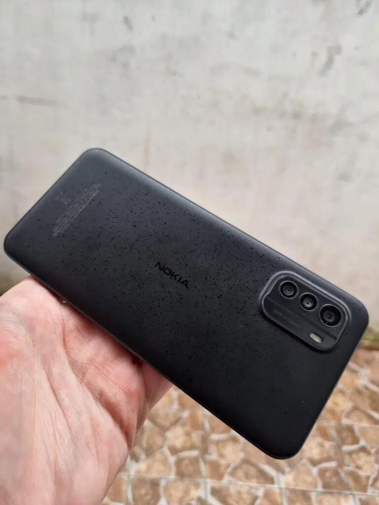 Review: nokia g60 5g, intermediário sustentável e bem otimizado Traseira do nokia g60 5g nas mãos de uma pessoa