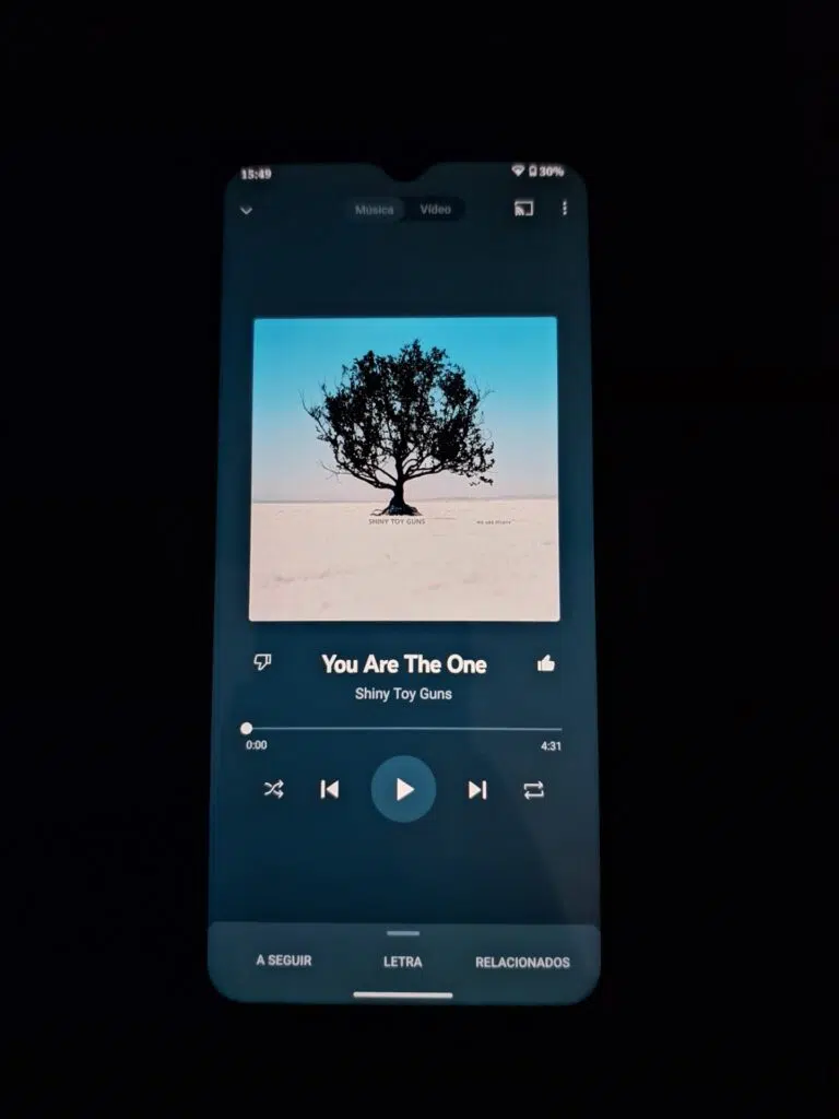 Review: nokia g60 5g, intermediário sustentável e bem otimizado Imagem da tela do nokia g60 com brilho máximo no app youtube music