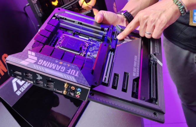 Asus apresenta pc gamer sem cabos internos Asus tuf gaming conector à mostra na lateral, com peça iluminada com luz roxa