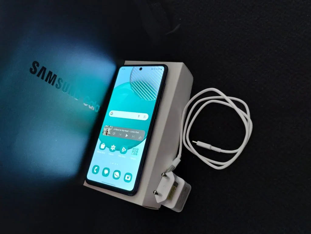 Review: galaxy m54 5g, um intermediário de respeito Galaxy m54 em fundo preto com seus acessórios e papel de parede azul