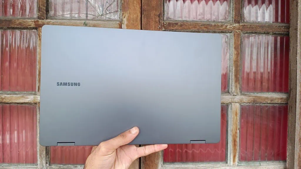 Review: galaxy book3 360 acerta no desempenho e tem boa bateria Homem segurando galaxy book3 360