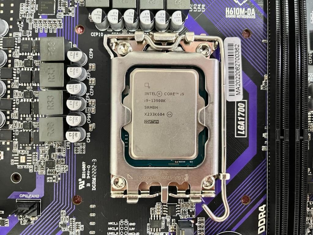 Processador intel core i9 na placa-mãe com memória ddr4, componentes de alta performance, tecnologia de ponta e novidades em hardware.