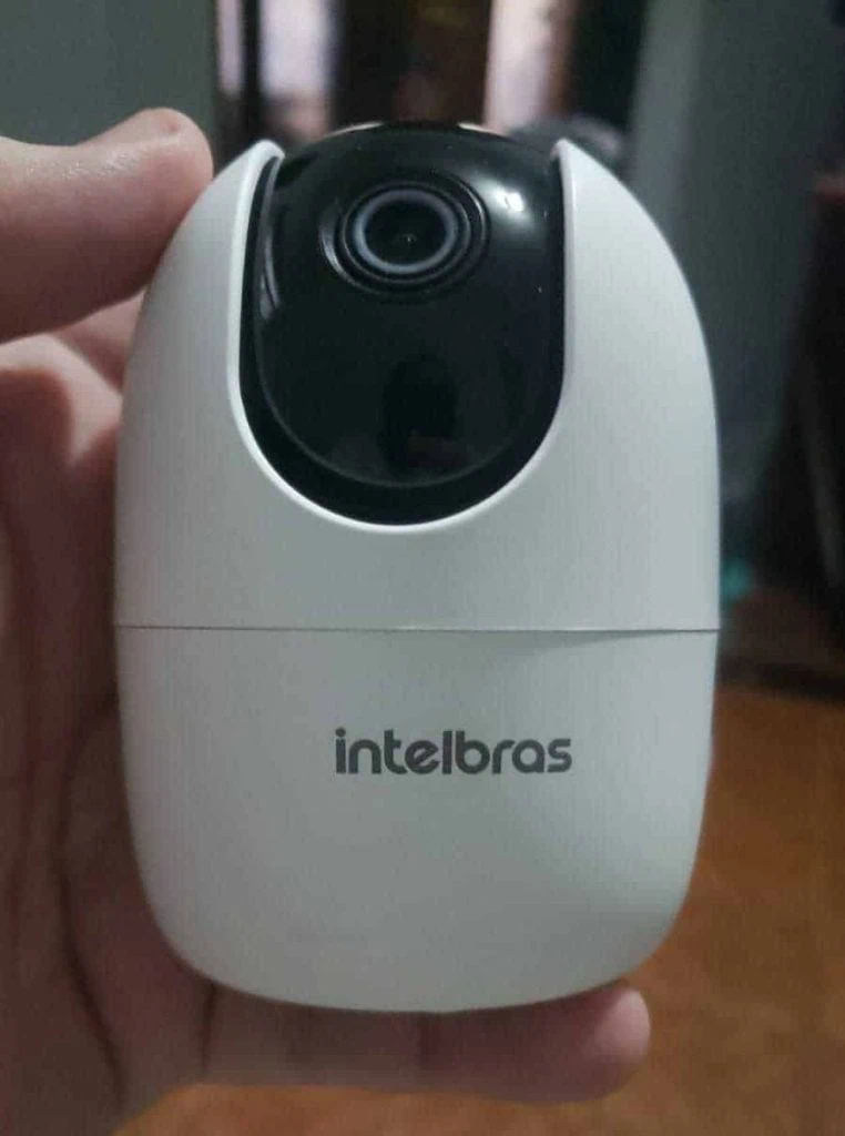 Segurança residencial com câmera inteligente de 360 graus e conexão wi-fi.