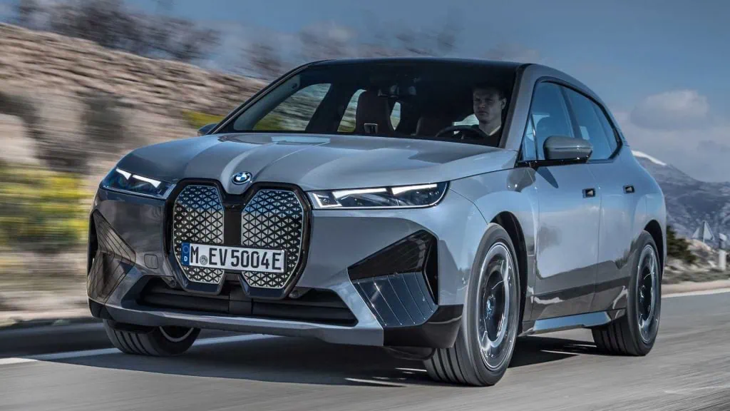 Como funcionam os carros elétricos? Carro elétrico rodando em rodovia interestadual