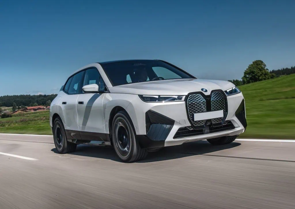 Como funcionam os carros elétricos? Carro elétrico rodando em rodovia interestadual