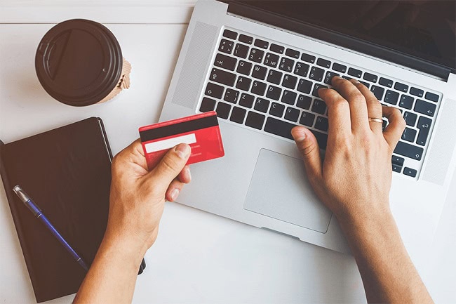 Compras internacionais online valem a pena? Um guia completo Na foto uma pessoa se prepara para fazer compras internacionais online.