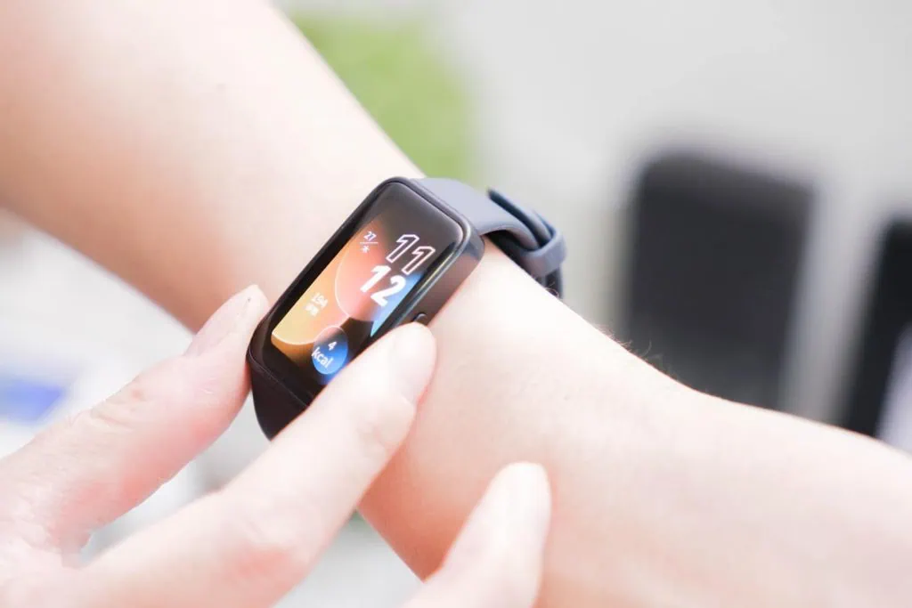 Huawei band 8 chega ao brasil em junho com 100 modos esportivos Pessoa usando huawei band 8