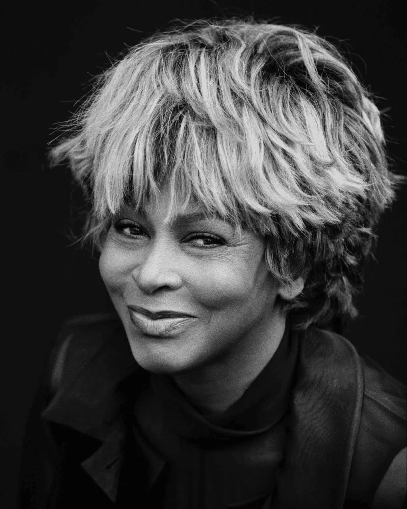 Tina turner, a 'rainha do rock', morre aos 83 anos Saúde de turner t alt | rosto da cantora, exibido em preto e branco, com cabelos curtos e sorrindo de boca fechada