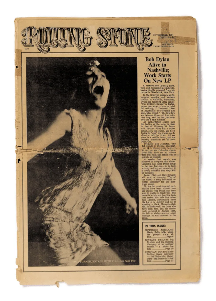 Tina turner, a 'rainha do rock', morre aos 83 anos Carreira solo t alt | cantora em capa antiga da rolling stone, em cor sépia, vestindo um vestido e de boca aberta, como se estivesse cantando