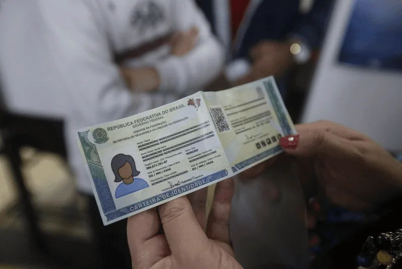 Nova carteira de identidade está disponível em 12 estados, saiba quais são Novo documento ini t alt