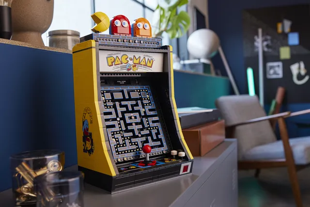 Reviva a nostalgia dos jogos clássicos com o icônico gabinete do Pac-Man em LEGO. Imagem: The Verge