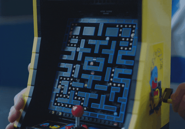 LEGO captura a essência do Pac-Man com este adorável gabinete de arcade em blocos. Imagem: The Verge