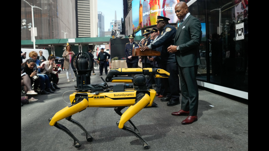 A polícia de nova york está usando cães robôs para patrulhar as ruas da cidade. Os robôs, chamados de "digidogs", são um exemplo de inteligência artificial limitada (ani)