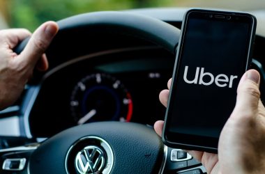 Uber, carro, smartphone, tecnologia, transporte, aplicativo, mobilidade urbana, vw, volante, direção.