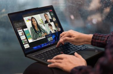 Video chamada em notebook com equipe de trabalho, tecnologia e comunicação digital.