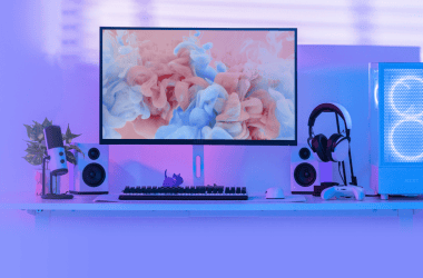 Monitor de alta resolução para jogos e trabalho com iluminação led rgb | setup de escritório com computador, headset, e acessórios gamers.