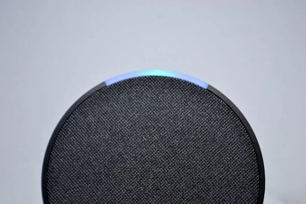 Review: echo pop, a caixa de som com alexa mais acessível Review: echo pop, a caixa de som com alexa mais acessível. Será que vale a pena comprar o echo pop, a nova opção de entrada para caixa de som inteligente com alexa? Conheça os recursos e decida se vale o seu dinheiro!