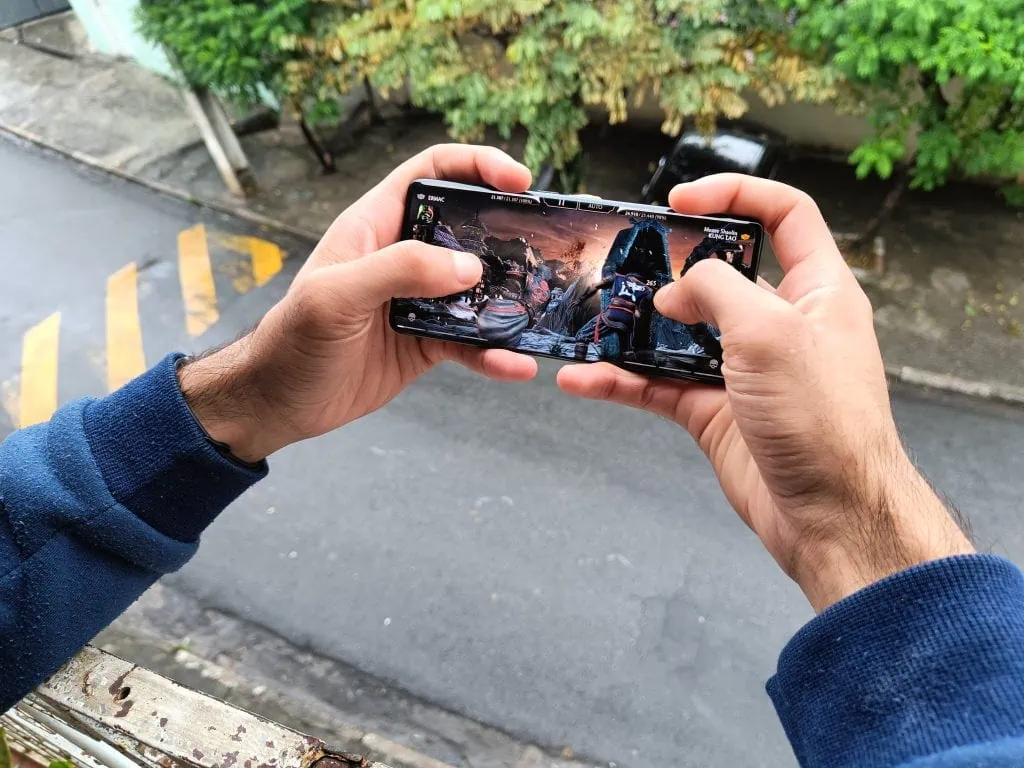 Review: motorola edge 40 acerta em todos os pontos Pessoa jogando mortal kombat no motorola edge 40