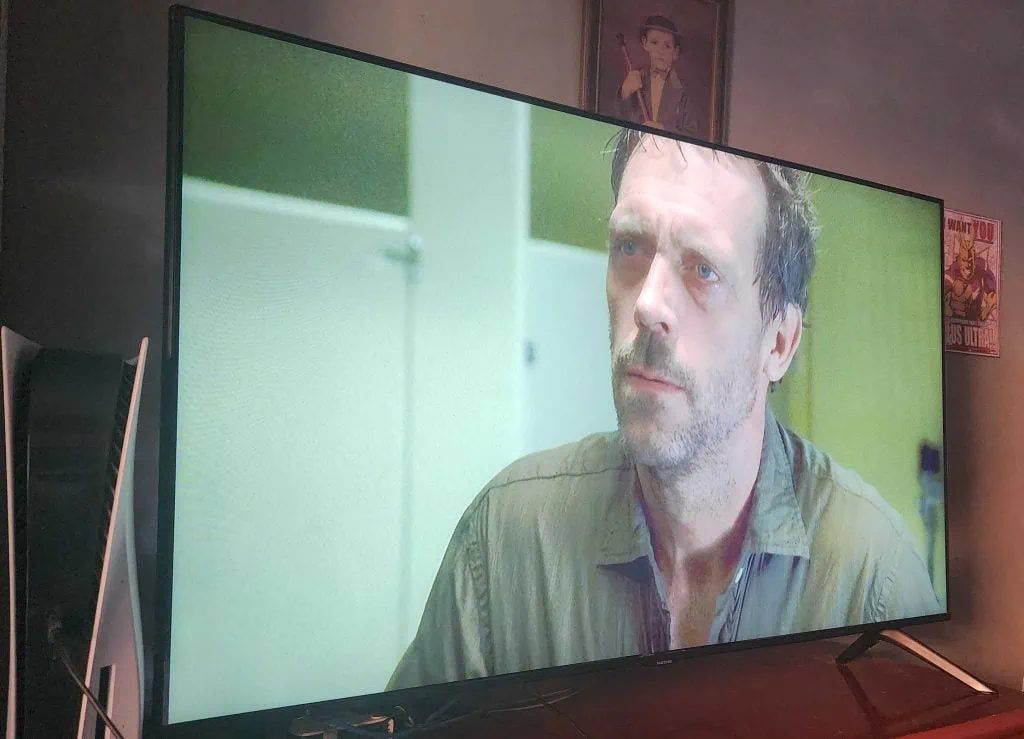Review: smart tv samsung uhd 2023 (cu7700) Imagem do dr. House.