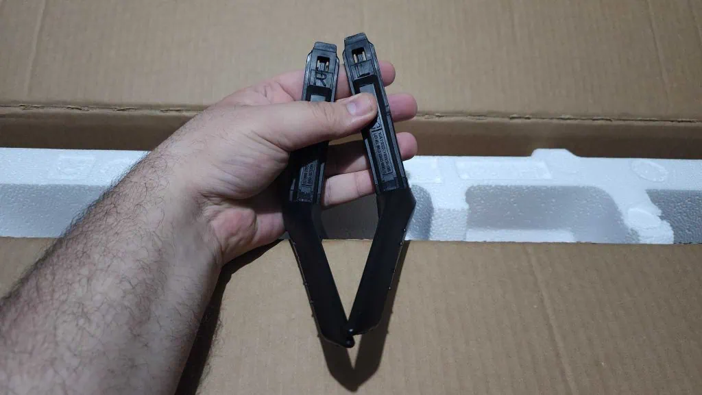 Review: smart tv samsung uhd 2023 (cu7700) Imagem do pé da tv