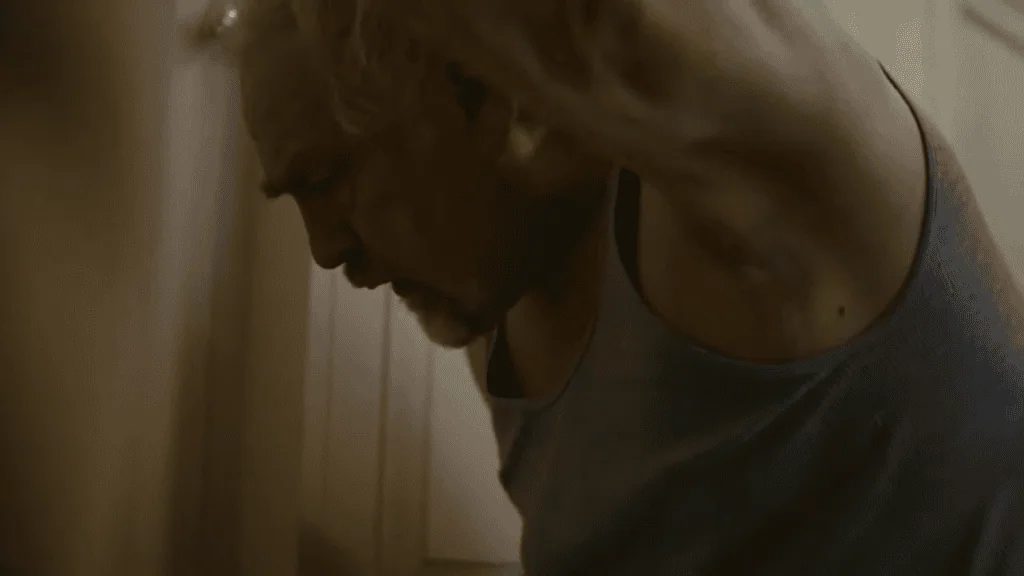 Waarom de opvolging van het hbo de seriegeschiedenis zal ingaan Logan Roy ep 1 lange man hoofd naar beneden met arm voor hoofd naar beneden kijkend, gezicht naar links gekeerd. Van beeld