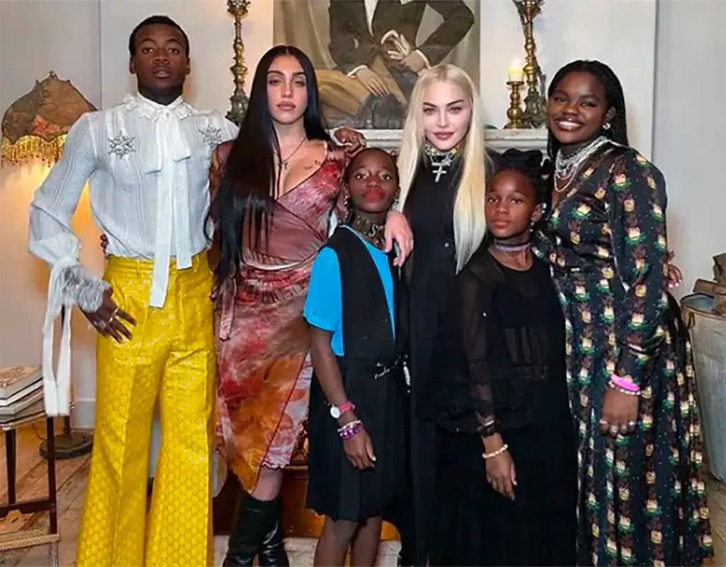 Madonna está na uti com grave infecção bacteriana e adia turnê Madonna está na uti com grave infecção bacteriana e adia turnê. Madonna está internada desde sábado por ter contraído infecção bacteriana grave, e por isso sua nova turnê 'celebration' será adiada; veja detalhes