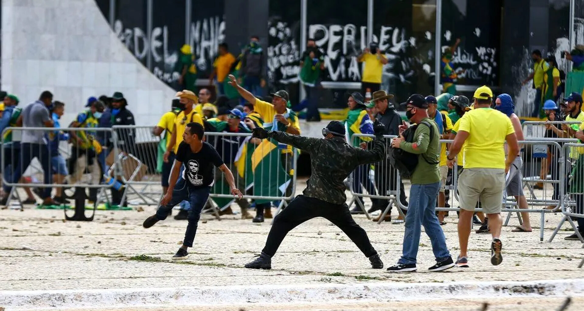Atrapalhar eleições no brasil t alt destaq vidro quebrado em primeiro plano, com logo pessoas espalhadas em toda a imagem, destruindo estruturas do local