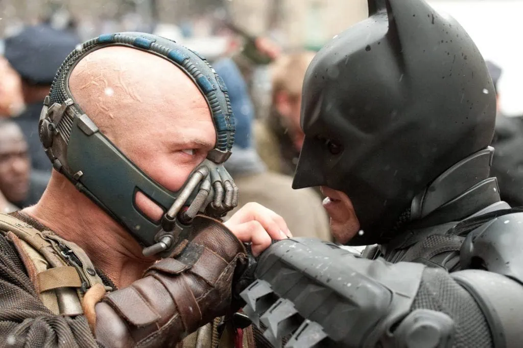 Todos os filmes de christopher nolan e onde assistir Bane e batman lutando em "o cavaleiro das trevas ressurge".