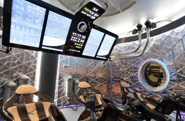 Chatgpt em espaçonaves t alt cabine com telas e cadeiras em nave espacial, com ambiente visível pelos vidros da frente