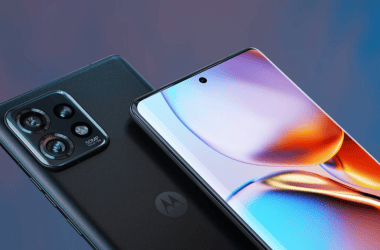 1. Câmera tripla do smartphone motorola com lente de 50mp e tela com design moderno.