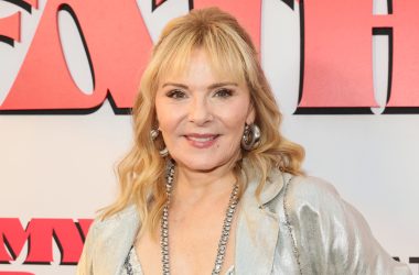 Kim cattral, atriz da personagem samantha jones em sexy and the city retorna ao universo na série and just like that