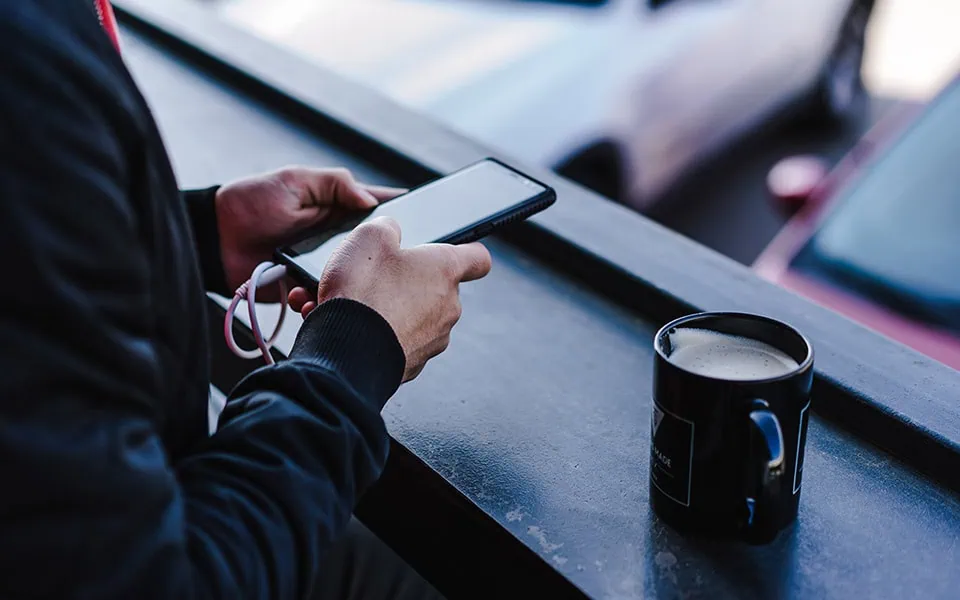 Fim do chip físico: conheça o esim e saiba como usar Homem usando chip com esim em smartphone android