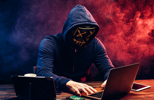Homem tentando passar por exploração de vulnerabilidade , aplicando ataques de malware