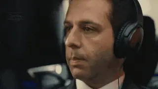 Waarom de opvolging van het hbo de seriegeschiedenis zal ingaan Hbo kendall t alt karakter zingend met een koptelefoon terwijl hij praat met een chauffeur die hem naar zijn werk brengt