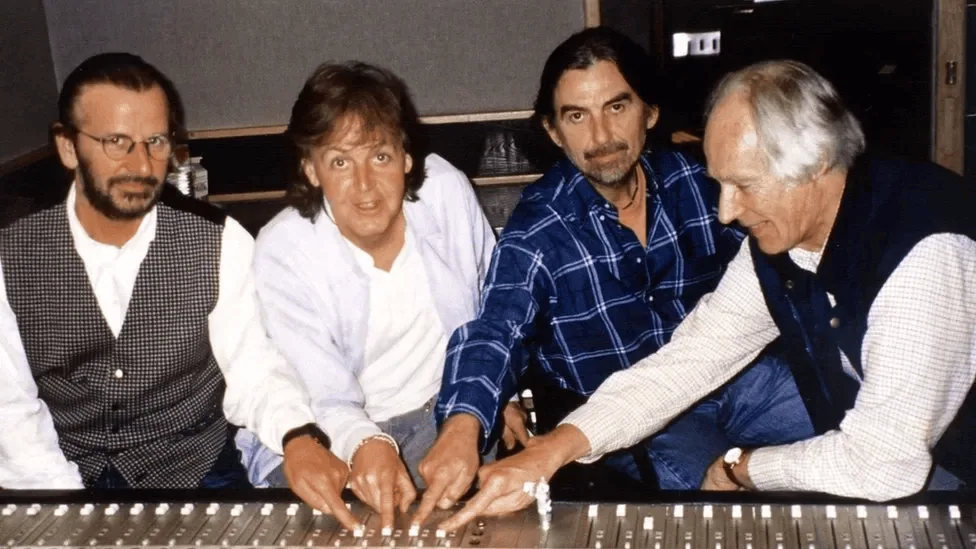 Paul McCartney annuncia la nuova canzone dei Beatles realizzata con AI Intelligenza artificiale t alt | membri della band seduti a suonare uno strumento, la maggior parte con indosso abiti leggeri, in uno studio di registrazione