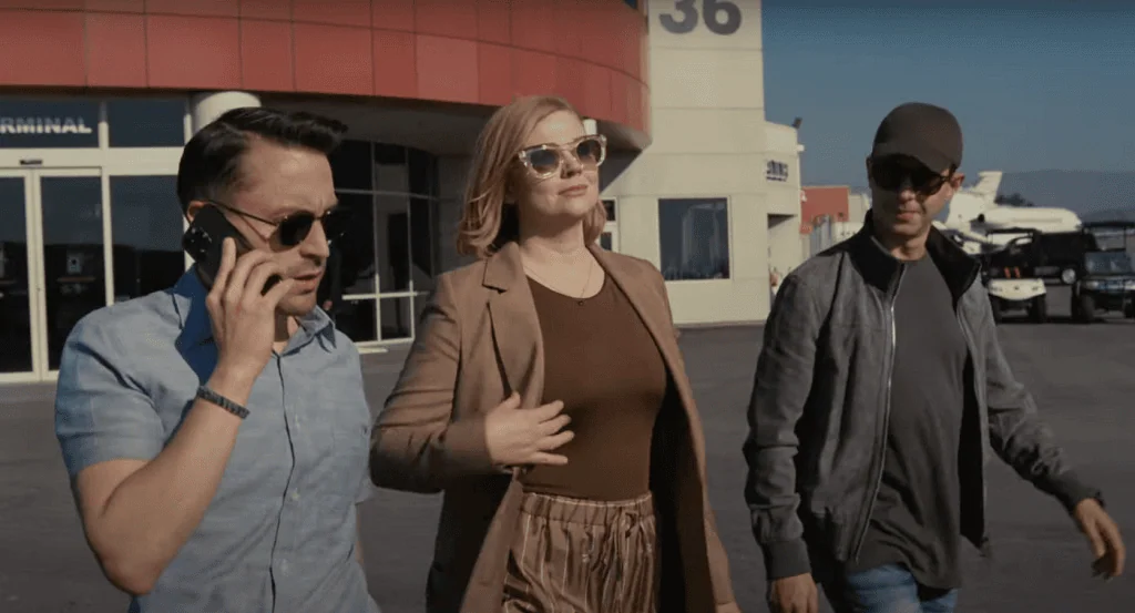 Waarom de opvolging van het hbo de seriegeschiedenis zal ingaan opvolging t alt seizoen vier | vliegtuig drie karakters die in de goede richting lopen. Van beeld; draag donkere kleding, met uitzondering van het personage dat het dichtst bij de camera staat en een telefoon beantwoordt