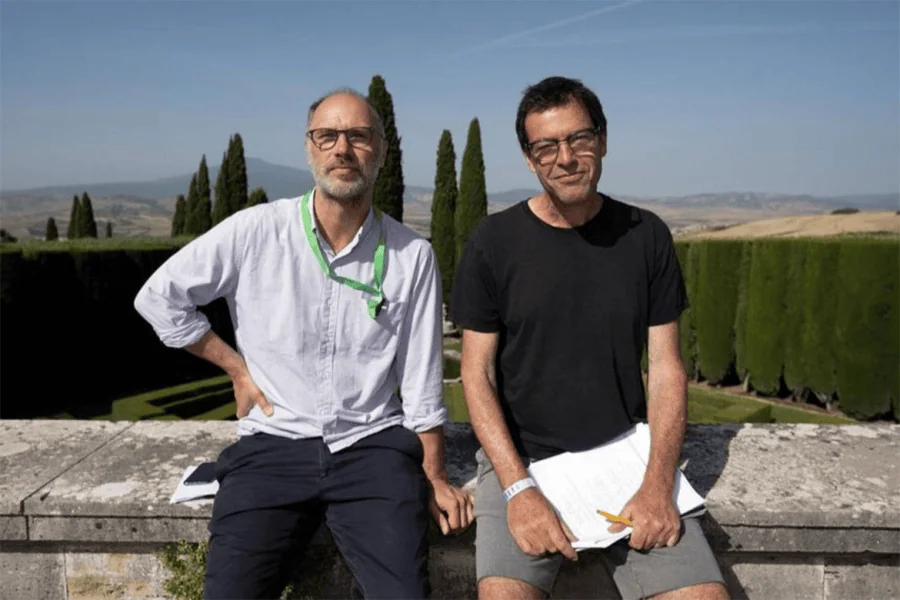 Waarom de opvolging van het hbo de seriegeschiedenis zal ingaan Hbo jesse armstrong naast mark mylod (van links naar rechts), zittend op een borstwering en op de achtergrond een strakblauwe lucht met gras in het 2e vlak (onderste deel van de afbeelding)