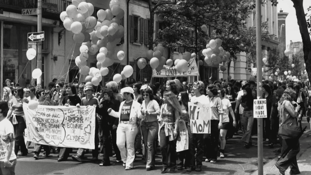 29 documentários lgbtqiap+ para assistir no mês do orgulho Documentários lgbtqiap+ mostram a história das revoltas de stonewall, em ny