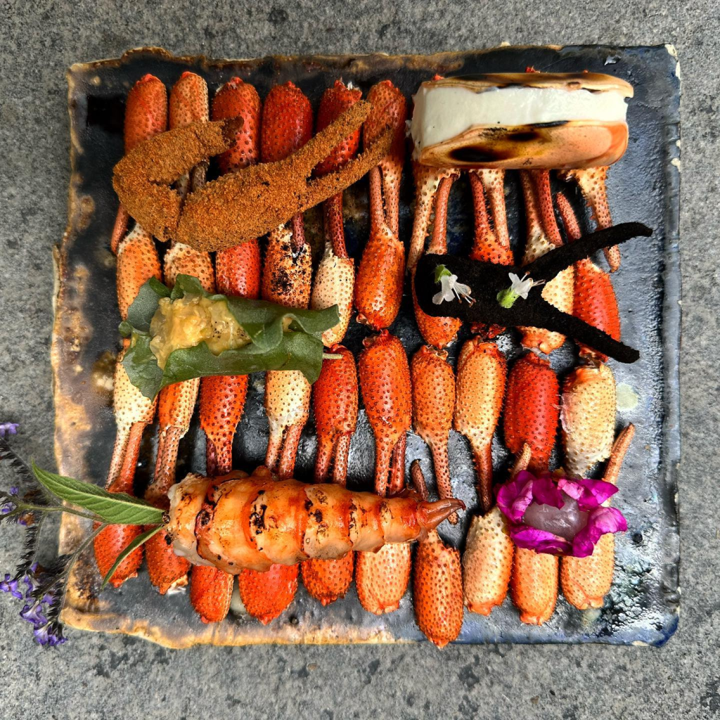 Lista completa colorido com camarões empanados, em diversas cores, enfileirados em posição vertical
