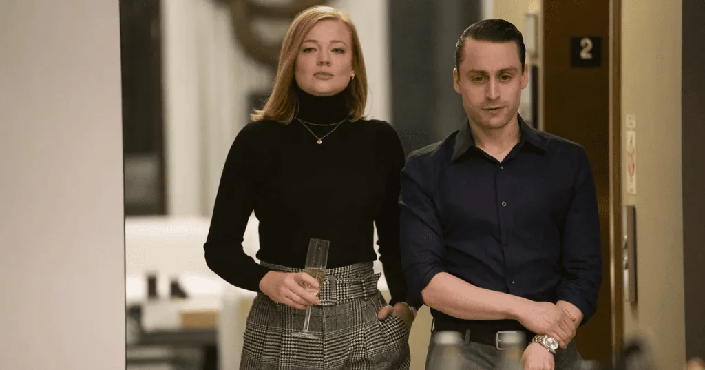 Waarom de opvolging van het hbo de seriegeschiedenis zal ingaan opvolging t alt seizoen vier | personages uit de serie die donkere kleding dragen, met een deur erachter; op de achtergrond, blinde muur