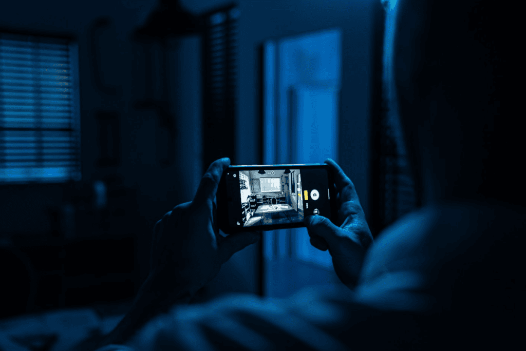 Promoção oukitel wp21, o smartphone com tela traseira sempre ligada Câmera de smartphone capturando interior de sala de aula com detalhes tecnológicos e estudo de ambientes.