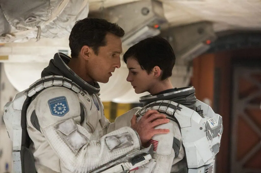Todos os filmes de christopher nolan e onde assistir Matthew mcconaughey e anne hathaway em "interestelar", com roupas de astronautas.