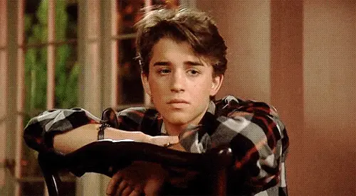 Programcı yapay zekayı kullanarak kız arkadaşını yeniden yaratıyor (ai) Sanal kız arkadaş wyatt t alt karakteri wyatt, kollarını kavuşturmuş ve başı ellerinden birine doğru hareket ediyor