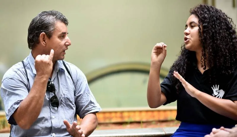 Profesi apa yang akan digantikan oleh ais? Dan kapan? Penerjemah bahasa isyarat Brasil