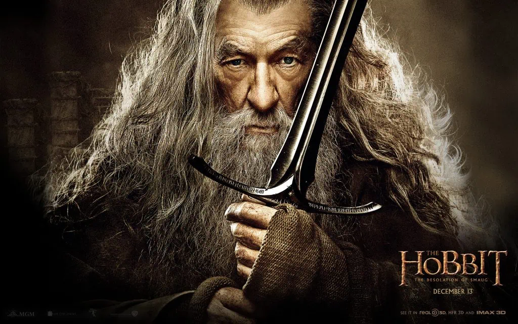 Top 30: personagens mais importantes do universo geek Imagem do poster de o hobbit com gandalf segurando uma espada.
