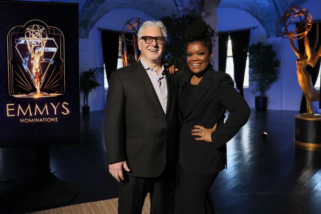 O presidente da academia de televisão, frank scherma, e yvette nicole brown anunciaram os indicados ao 75º prêmio emmy.