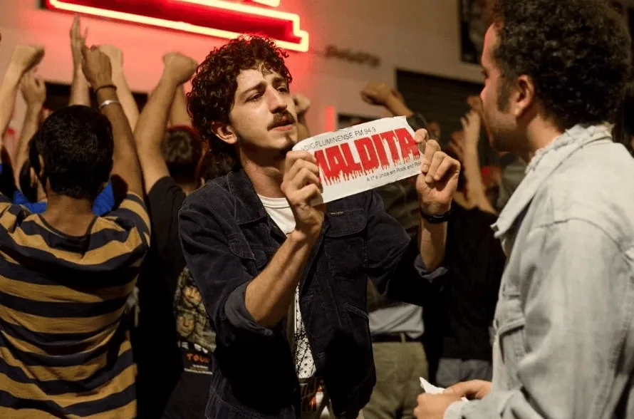 Lançamentos do cinema em agosto de 2023: besouro azul e mais Ao vivo no show de rock, jovem troca ingresso por uma camiseta com o logo do evento.